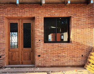 Puerta principal de madera